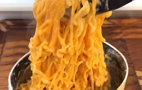 水の代わりに入れたのは…？　インスタント麺のアレンジに「飛ぶぞ」