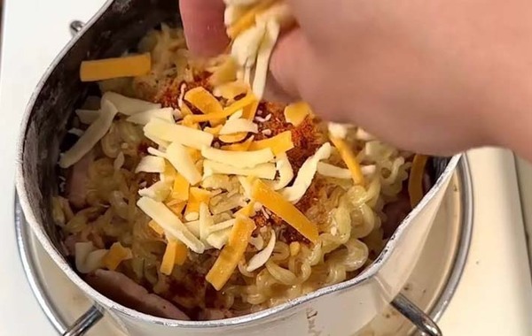 水の代わりに入れたのは…？　インスタント麺のアレンジに「飛ぶぞ」