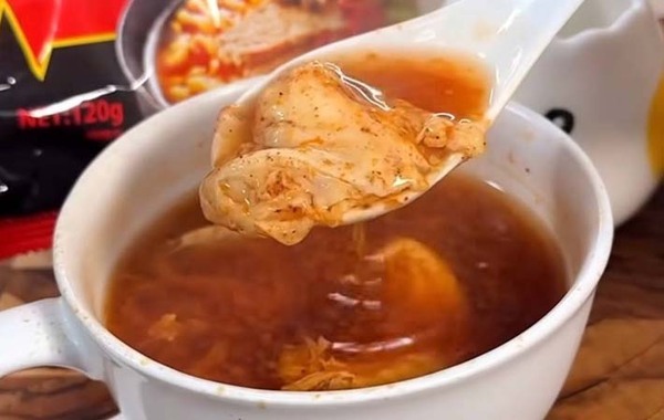水の代わりに入れたのは…？　インスタント麺のアレンジに「飛ぶぞ」