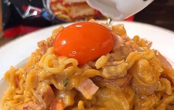 水の代わりに入れたのは…？　インスタント麺のアレンジに「飛ぶぞ」
