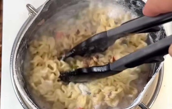 水の代わりに入れたのは…？　インスタント麺のアレンジに「飛ぶぞ」