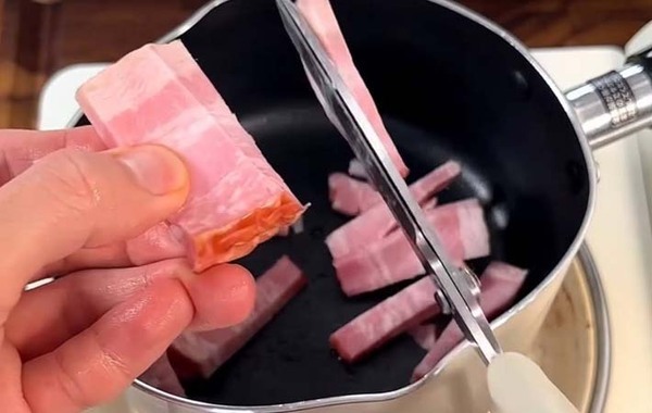 水の代わりに入れたのは…？　インスタント麺のアレンジに「飛ぶぞ」