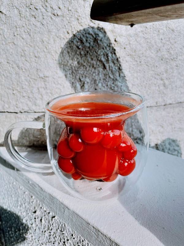 「この世で一番トマトジュースが似合う」　透明グラスを見て誰もが納得する理由とは