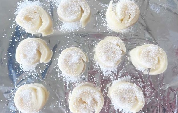 砂糖と餃子の皮だけで作る！　家族が驚いた『手作りおやつ』がこちら