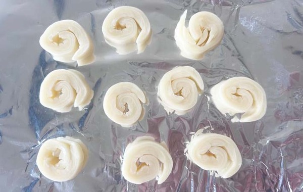 砂糖と餃子の皮だけで作る！　家族が驚いた『手作りおやつ』がこちら