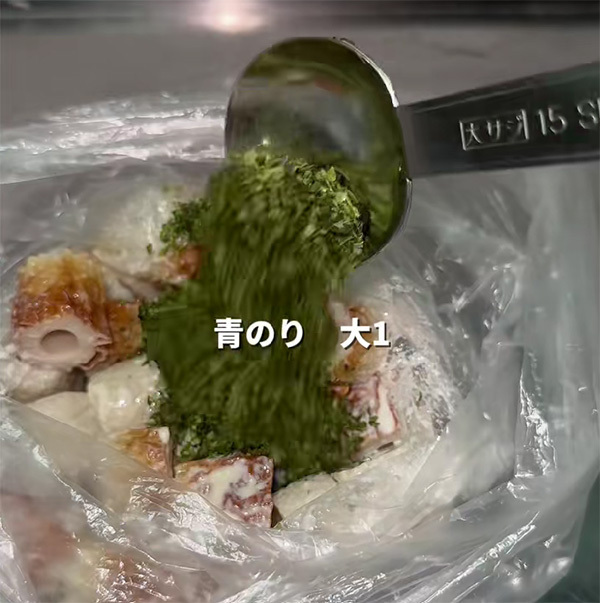 ちくわをカットして、袋に入れたら…？　できたものに「絶対うまいやつ」