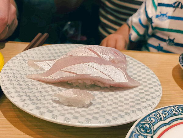 寿司職人の粋なサービスに悶絶！　すし皿には、にぎり２貫と…？