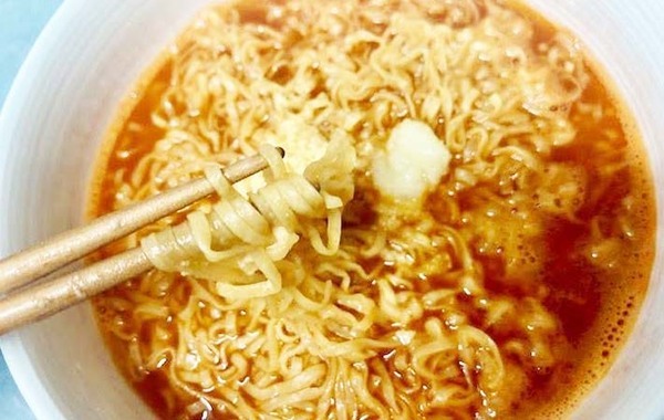 『チキンラーメン』の意外な食べ方　水と一緒に注いだのは…「子供がリピ希望！」