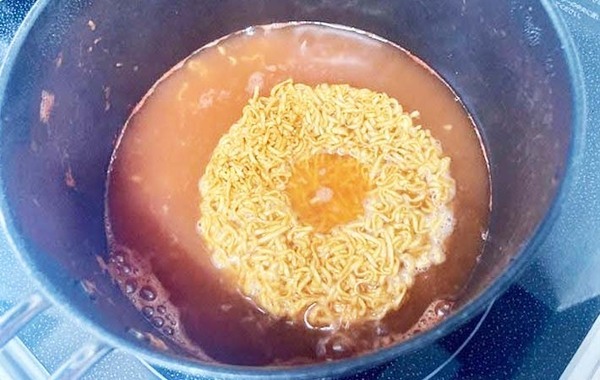 『チキンラーメン』の意外な食べ方　水と一緒に注いだのは…「子供がリピ希望！」