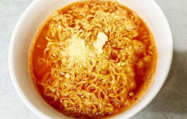 『チキンラーメン』の意外な食べ方　水と一緒に注いだのは…「子供がリピ希望！」