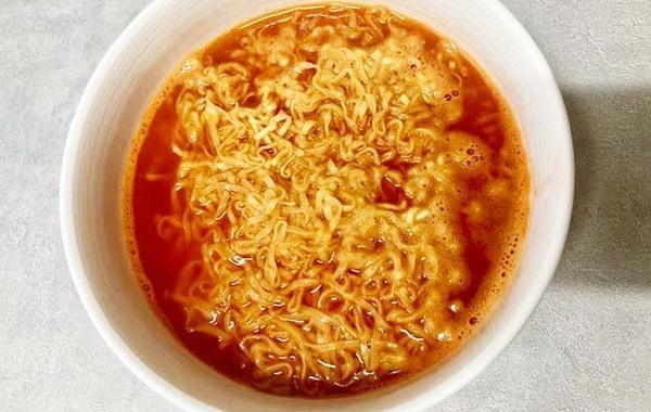『チキンラーメン』の意外な食べ方　水と一緒に注いだのは…「子供がリピ希望！」