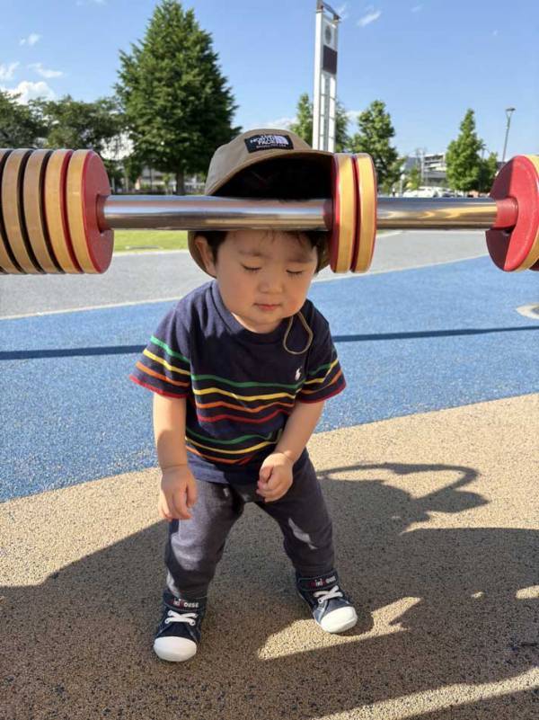 歩き疲れた１歳児　なぜか鉄棒に近付き…？「これは賢い」「大発見だ」