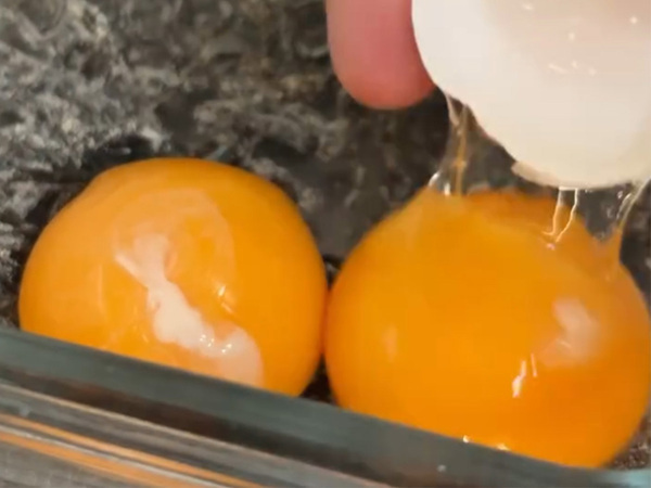 娘が自ら、朝ごはんの準備を始める…！　母が作った『卵黄漬け』に「これは衝撃的」「お手軽だ」