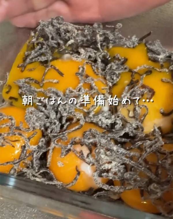 娘が自ら、朝ごはんの準備を始める…！　母が作った『卵黄漬け』に「これは衝撃的」「お手軽だ」