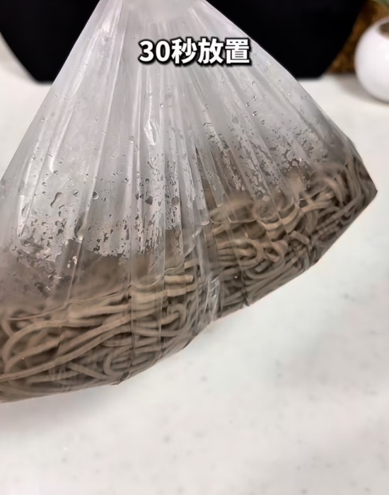 ゆで時間は半分でOK　油と氷水で仕上げるそばに「コシが全然違う」「簡単すぎ」