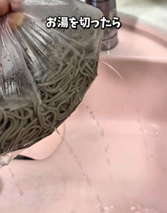ゆで時間は半分でOK　油と氷水で仕上げるそばに「コシが全然違う」「簡単すぎ」