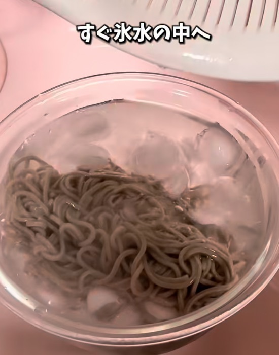 ゆで時間は半分でOK　油と氷水で仕上げるそばに「コシが全然違う」「簡単すぎ」