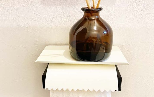 スリコで見つけた『便利グッズ』　ペーパーホルダーの上に付けると…？