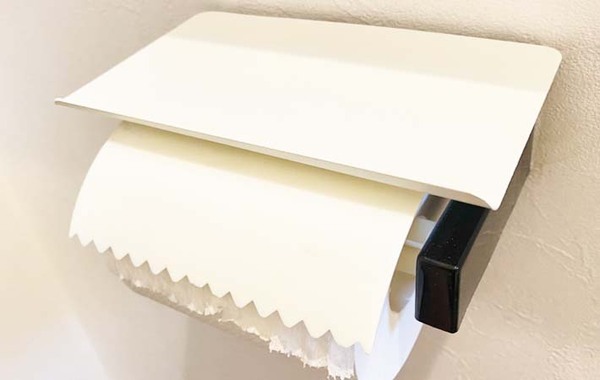 スリコで見つけた『便利グッズ』　ペーパーホルダーの上に付けると…？