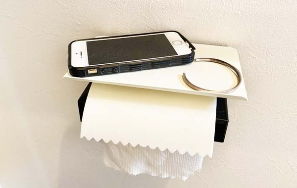 スリコで見つけた『便利グッズ』　ペーパーホルダーの上に付けると…？