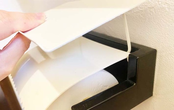 スリコで見つけた『便利グッズ』　ペーパーホルダーの上に付けると…？