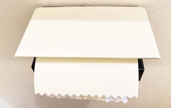 スリコで見つけた『便利グッズ』　ペーパーホルダーの上に付けると…？