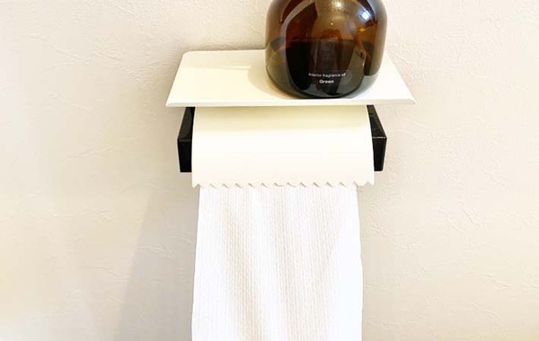 スリコで見つけた『便利グッズ』　ペーパーホルダーの上に付けると…？