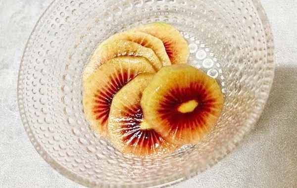 「こんなの初めてみた！」　一見普通のキウイ、しかし切ってみると…？