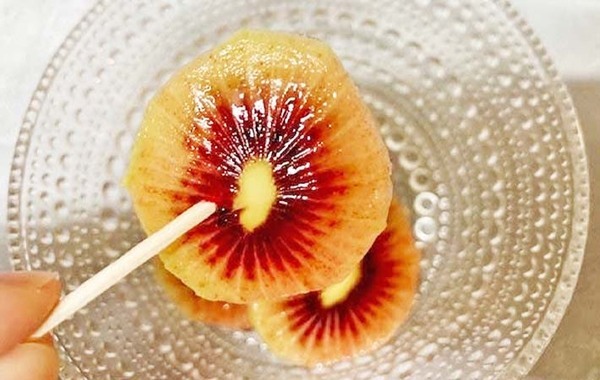 「こんなの初めてみた！」　一見普通のキウイ、しかし切ってみると…？
