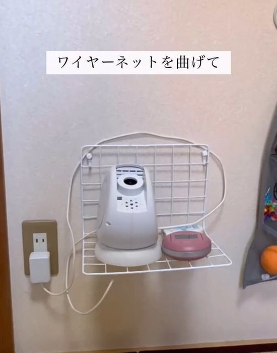 ワイヤーネットを曲げて棚に　１００均収納に「発想がすごい」「家でも試す」