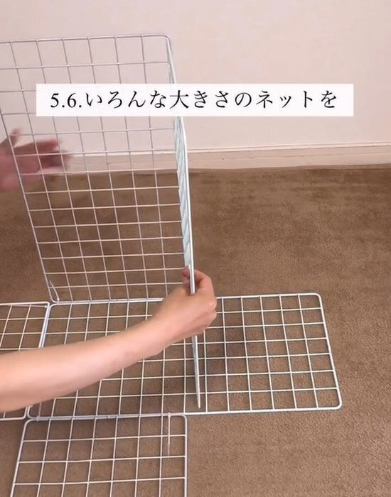 ワイヤーネットを曲げて棚に　１００均収納に「発想がすごい」「家でも試す」