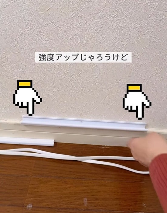 ピン２本で浮かせるコード収納　１００均で十分だった！　「これは便利」「賃貸でも安心」