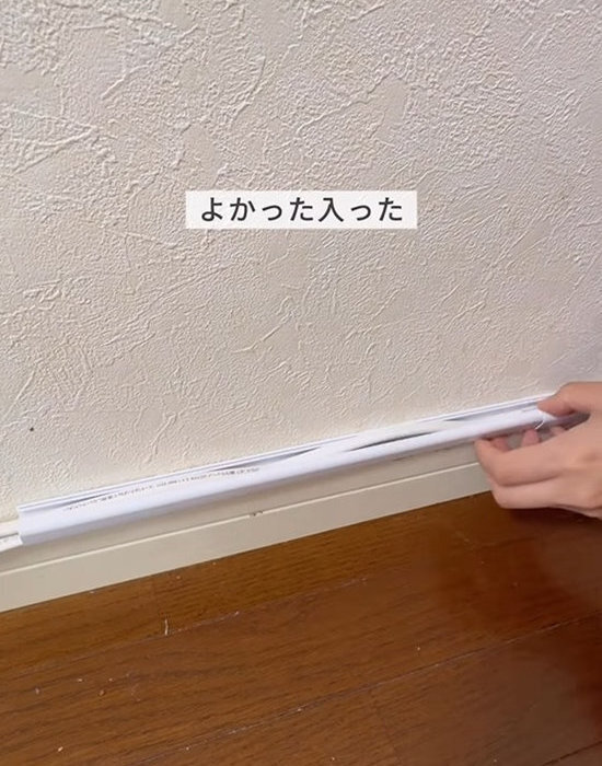 ピン２本で浮かせるコード収納　１００均で十分だった！　「これは便利」「賃貸でも安心」