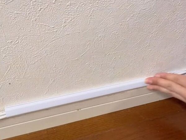 ピン２本で浮かせるコード収納　１００均で十分だった！　「これは便利」「賃貸でも安心」