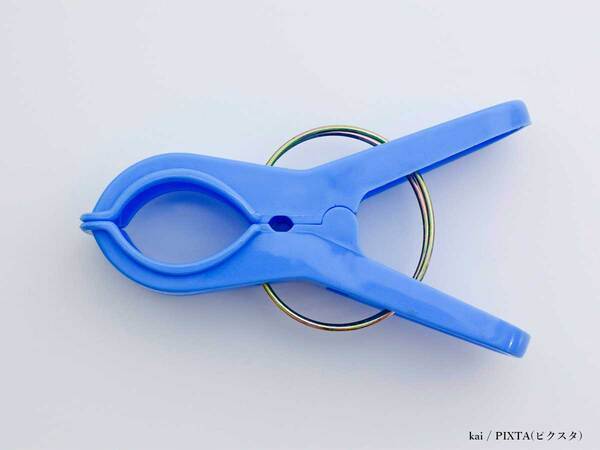 カーテンに洗濯バサミを付けて…　想定外な効果に「メモメモ」