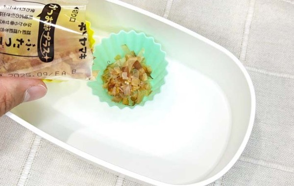 おかずの下に敷いているのは？　目からウロコのアイディアに「天才か」「ためになる」