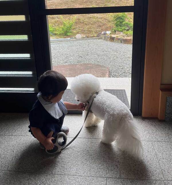 １歳息子がリードの持ち手を掴むと？　犬の反応がかわいい！