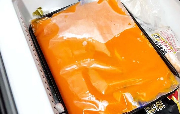 冷凍庫で平たく凍らせると？　保存袋に入れたのは…