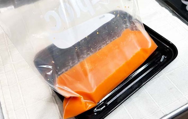 冷凍庫で平たく凍らせると？　保存袋に入れたのは…