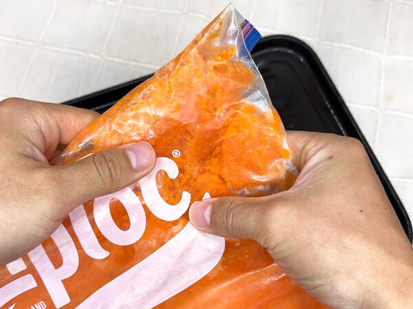 冷凍庫で平たく凍らせると？　保存袋に入れたのは…