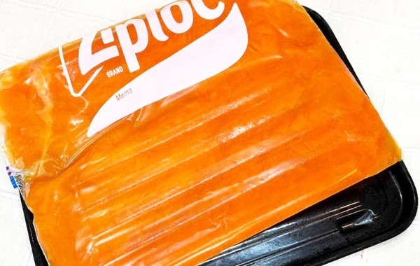 冷凍庫で平たく凍らせると？　保存袋に入れたのは…