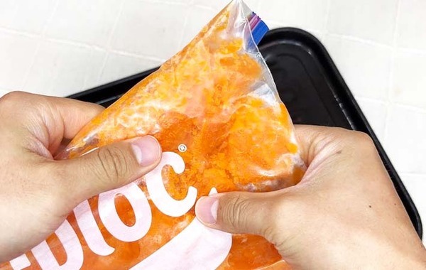 冷凍庫で平たく凍らせると？　保存袋に入れたのは…