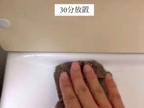 洗面台がサビで汚れていたのに…　クエン酸３０分で意外とキレイに！