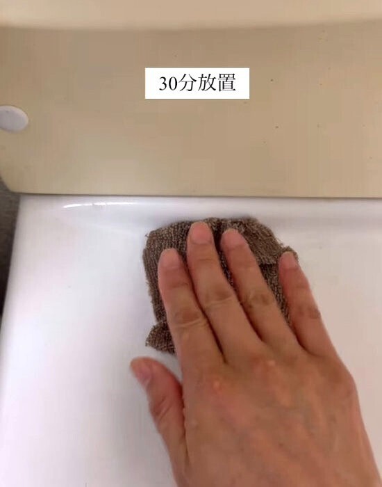 洗面台がサビで汚れていたのに…　クエン酸３０分で意外とキレイに！