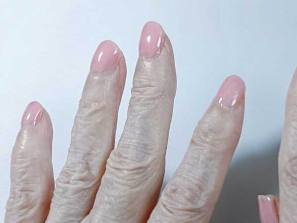 祖母「こんなしわくちゃな手にもったいないよ」　孫が贈ったプレゼントに『１３万人』が感動