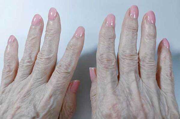 祖母「こんなしわくちゃな手にもったいないよ」　孫が贈ったプレゼントに『１３万人』が感動