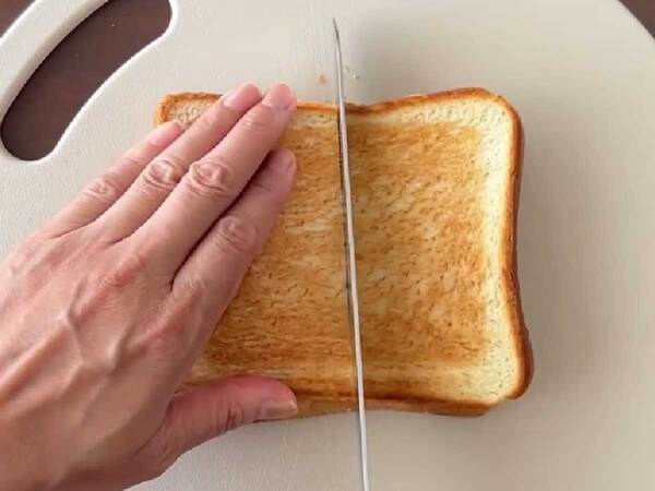 食パンにチーズとキュウリをのせて…　高校生の娘に母親が作ったのは？