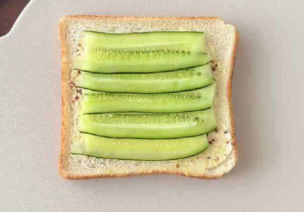食パンにチーズとキュウリをのせて…　高校生の娘に母親が作ったのは？