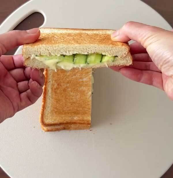 食パンにチーズとキュウリをのせて…　高校生の娘に母親が作ったのは？