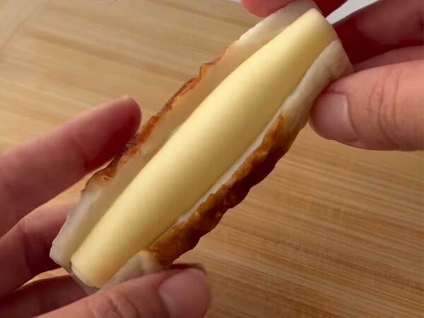 ちくわにチーズを挟んで、さらにその上から…　一品に「絶対にウマい」「やります」